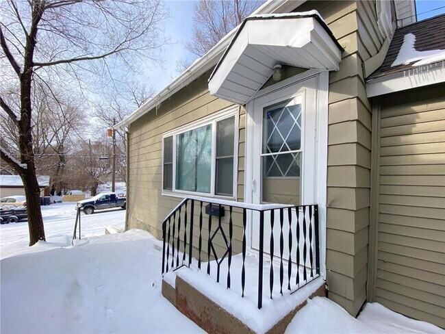 Photo - 916 Farrington St