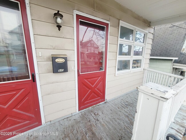 Building Photo - 940 E Elm St