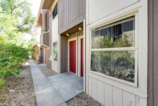 Building Photo - 2311 Spruce St Unit 03