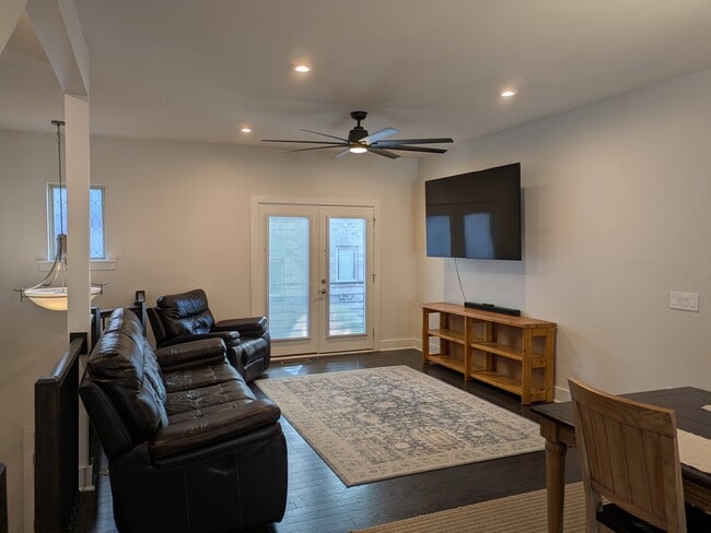 Sala de estar - 15037 New Amsterdam Ln