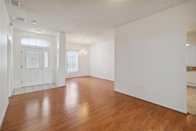 Photo - 325 Azincourt Ln