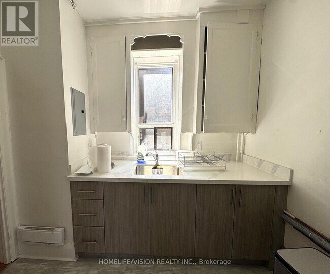 Photo - 555 Danforth Ave