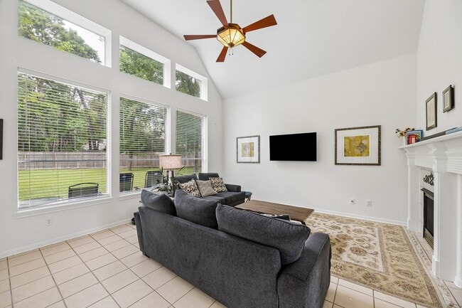 Building Photo - 14 Guinevere Pl
