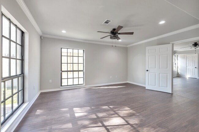 Photo - 7312 Main St