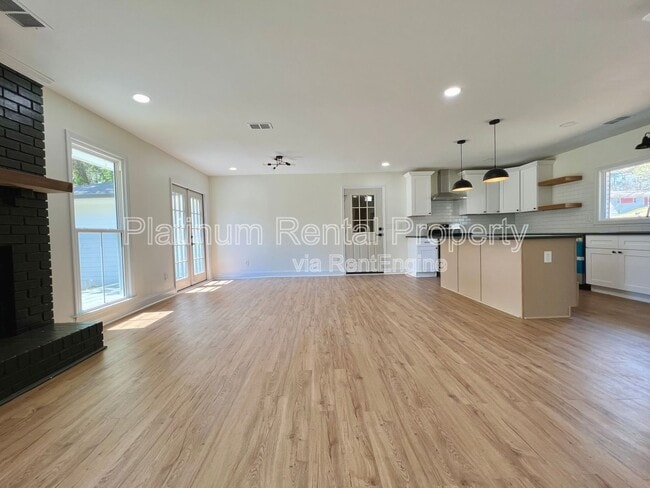 Photo - 212 Fernbank St