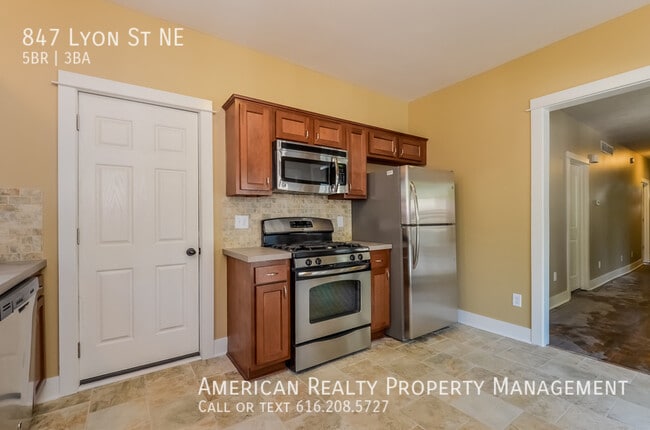 Photo - 847 Lyon St NE