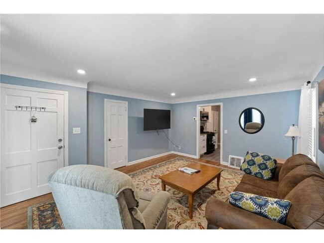 Photo - 4042 Lake Rd Ave