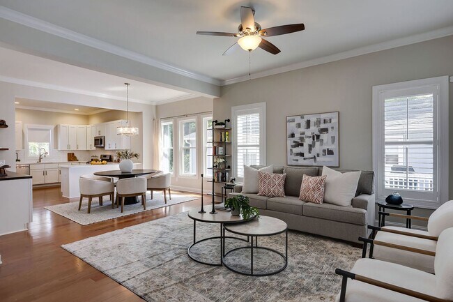 Photo - Spacious Beautiful 5 Bedrooms House with a Fenced-In Backyard