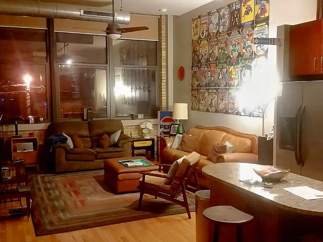 Spacious living room - 1924 N Hubbard St Unit 210