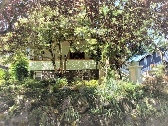 Building Photo - 5833 Woodlawn Ave N Rental