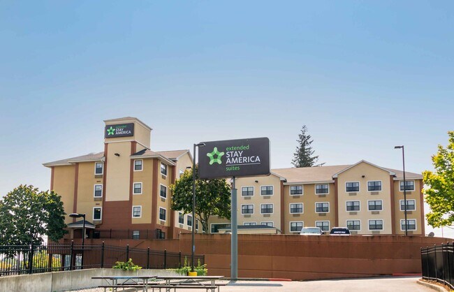 Furnished Studio-Tacoma - South