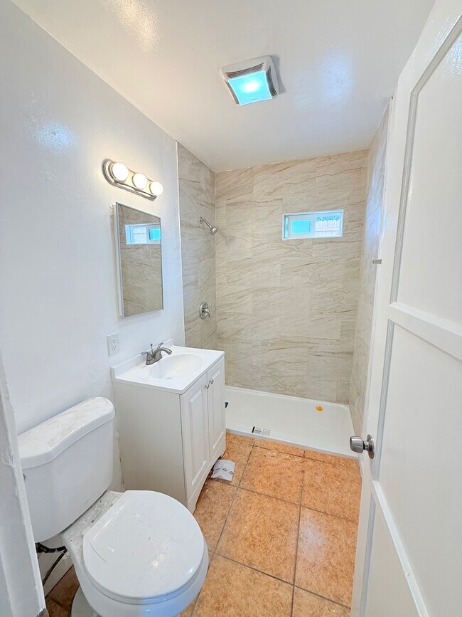 Photo - 663 Cadman St