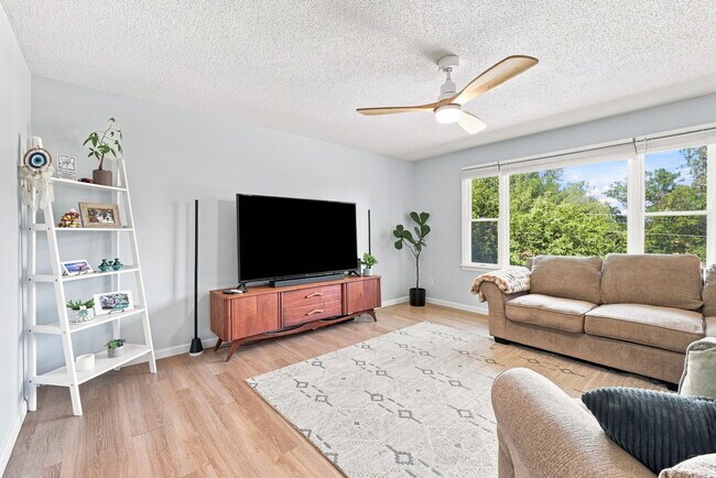 6 Fieldcrest Cir