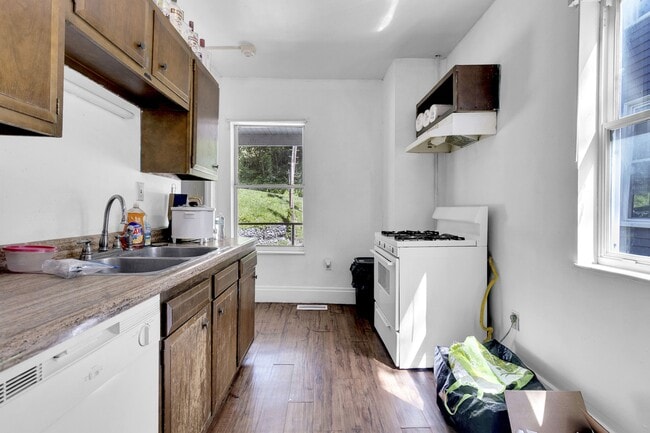 Photo - 352 Stewart St