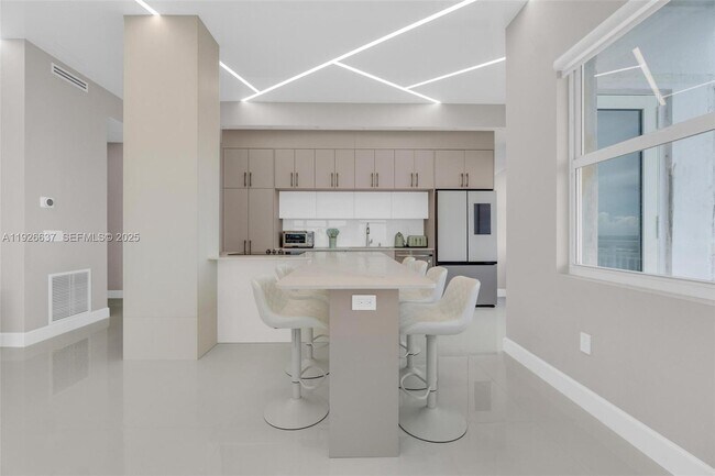 Building Photo - 18011 Biscayne Blvd Unit PH04