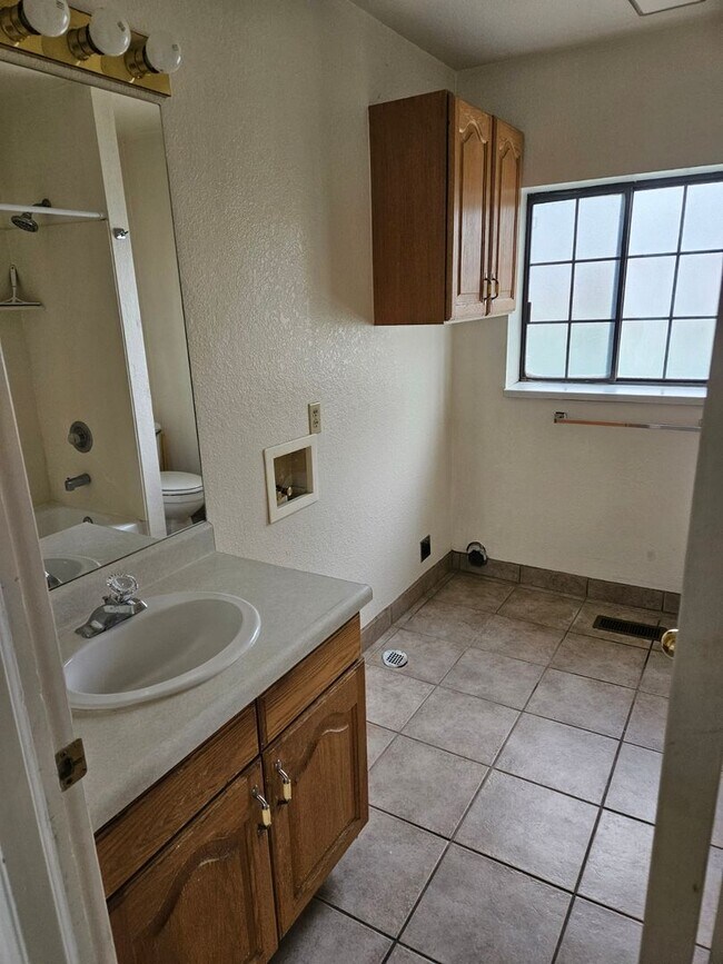 Photo - North Orem 2 bedroom/1 bath apartment Unit 833 (TH)