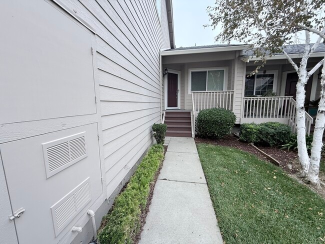 Photo - 533 Bustos Pl