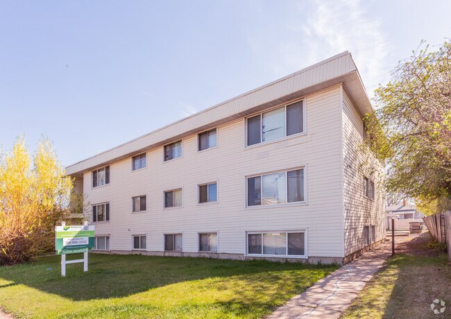 Building Photo - Fernwood Apartments