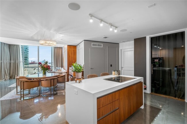 Photo - 851 NE 1st Ave Unidad 1409