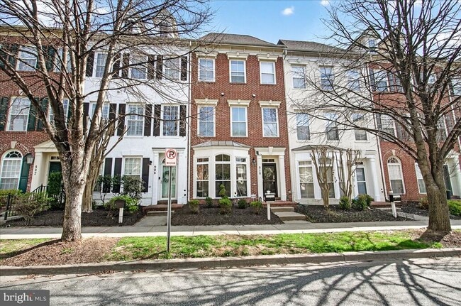 Photo - 910 Featherstone St