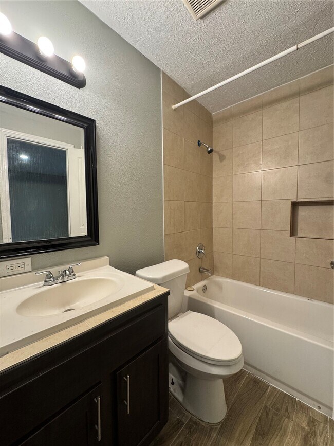 Photo - 7886 Locksley Rd