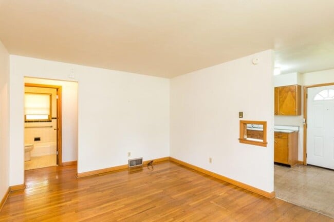 Photo - 1BR/1BA Duplex in Convenient Location! Har... Unidad Ash-1408