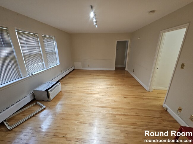 livingroom - 84 Boylston St Unidad 2 Rental