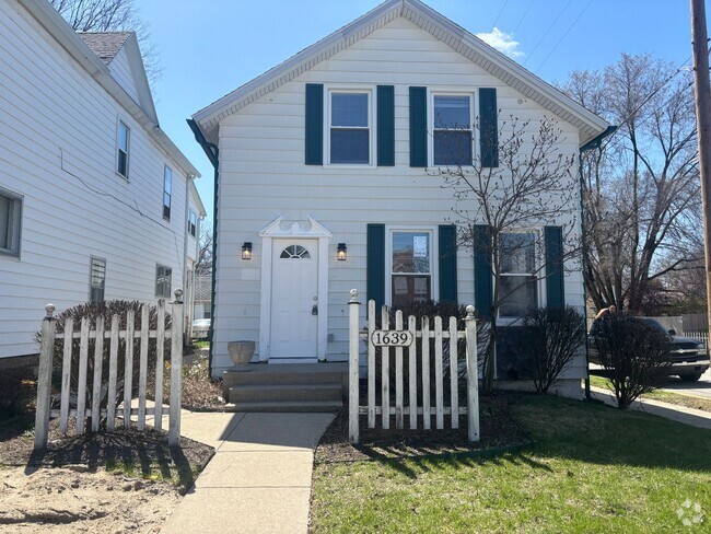 Building Photo - 3 Bedroom House