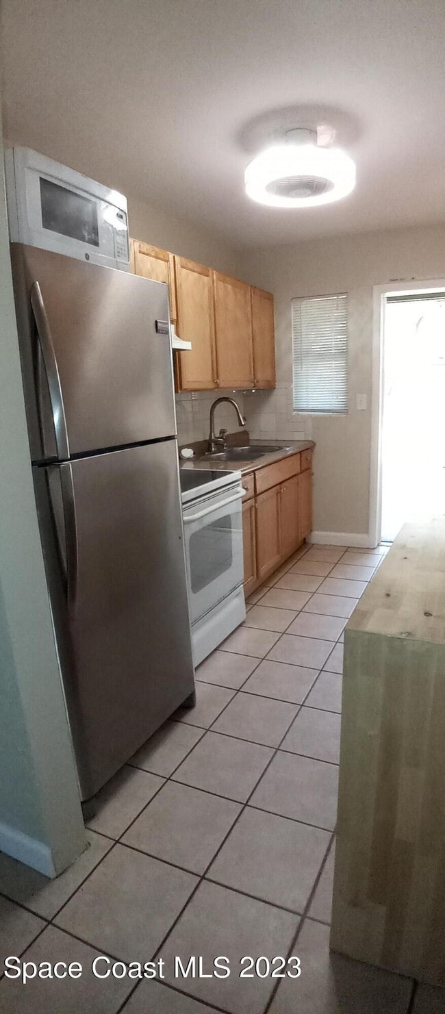 Photo - 250 Le Jeune Dr