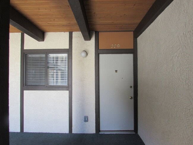 Building Photo - Cozy 2 Bed 1 Bath Lakeside Drive Condo- APPLICATION PENDING Unit 209