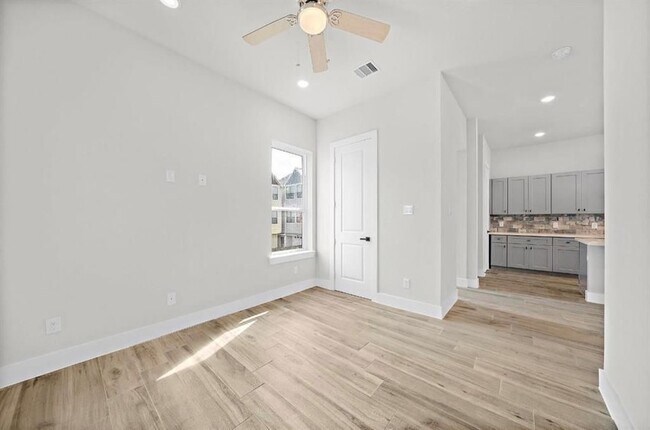 Photo - 232 W 28th St