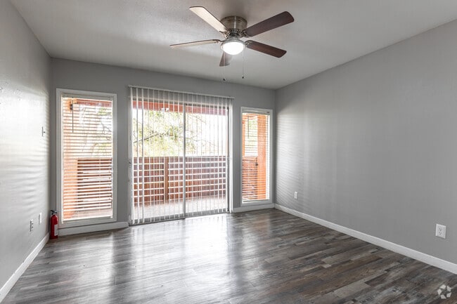 1BR, 1BA - 654SF - Living Room