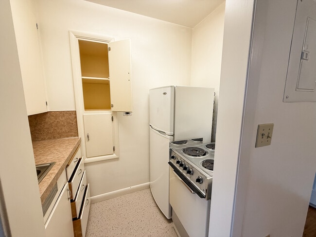 Kitchen - Brentwood Apartments