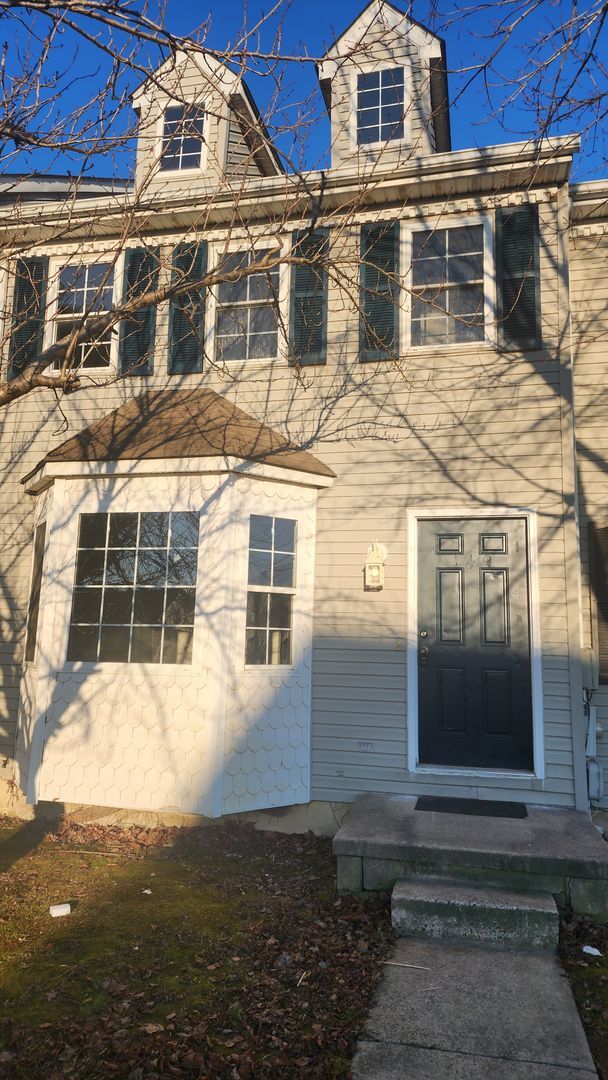 Affordable 2 bedroom / 1 bathroom townhome. - Affordable 2 bedroom / 1 bathroom townhome.