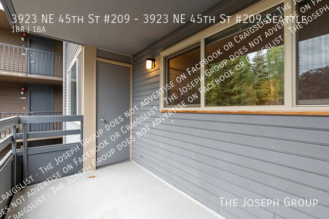 Building Photo - 3923 NE 45th St Unit 3923 NE 45th St #209 Seattle