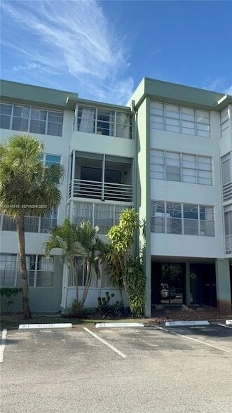 Building Photo - 2741 Taft St Unit 211