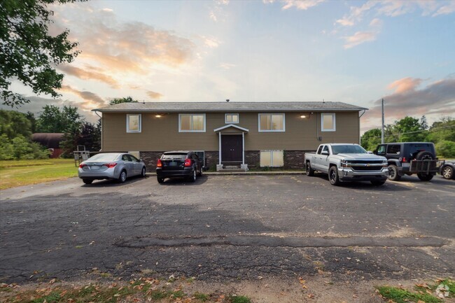 Building Photo - 2455 S Isabella Rd Unit B Rental