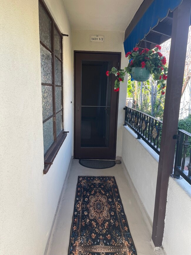 Puerta principal - 1431 1/2 N Allen Ave Unidad Studio with full kitchen