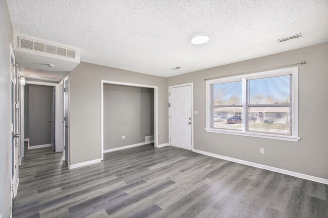 Building Photo - Beautiful 2BR/1BA Duplex in Independence!