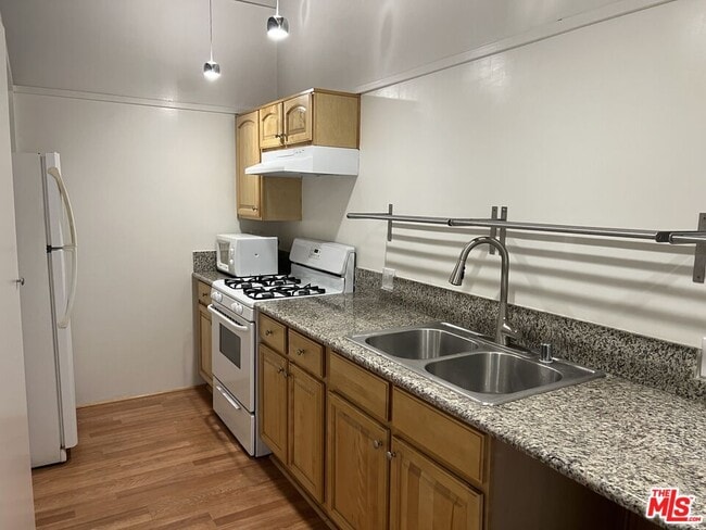 Building Photo - 11021 Missouri Ave Unit 11031-2 Rental