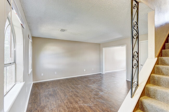 Building Photo - Discover Your New Home: 2-Bedroom Duplex Now Available in Edmond, OK!