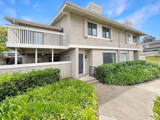 Building Photo - Beautiful 3BD/2.5BA Condo Located in Unive...