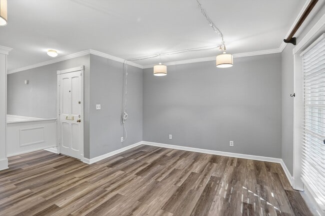 Photo - 80 Montre Square NW