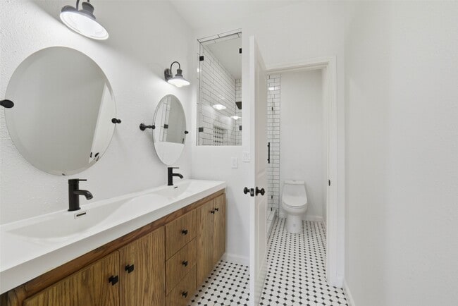 Building Photo - 2100 Tanglewilde St Unit 625