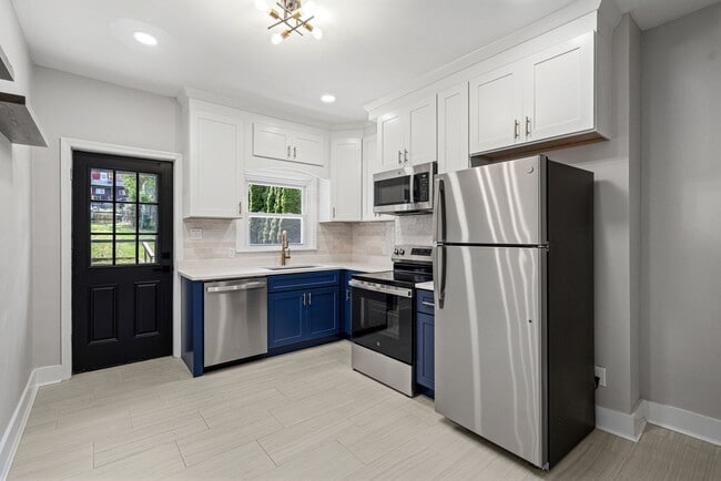 Building Photo - Freshly Renovated 2 Bedroom in Bloomfield available NOW! Includes off-street parking!