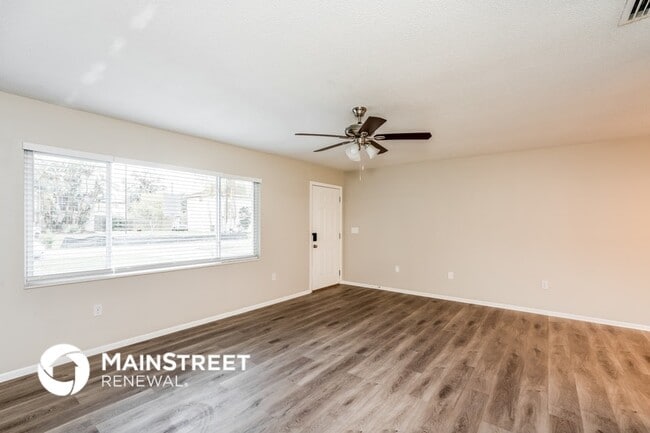 Photo - 328 52nd St W