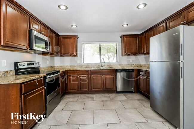 Photo - 806 E El Caminito Dr