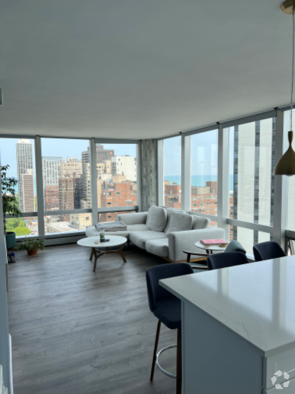 Building Photo - 1300 N Astor St Rental