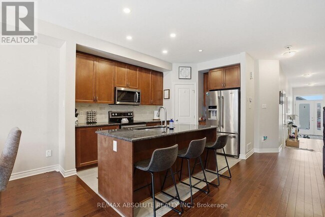 Photo - 741 Namur St