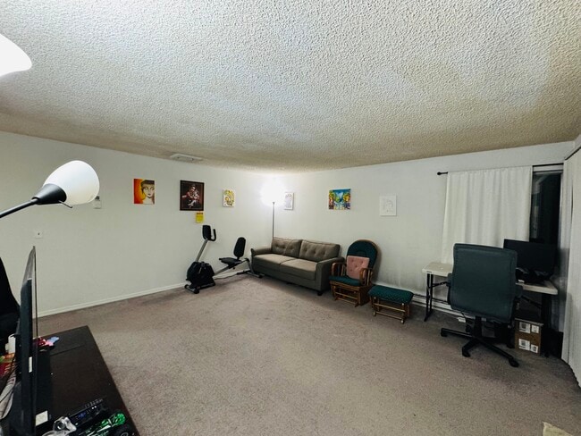 Building Photo - 17106 NE 45th St Unit #10